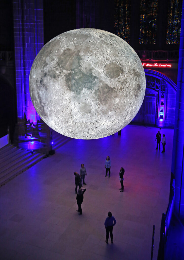 Ay Müzesi: Yedi Metrelik Işıklı Ay Dünya Turunda 1. Fotoğraf
